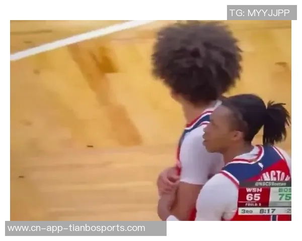 杰伦布朗意外撞击K乔治白T恤沾满发际线粉成新焦点